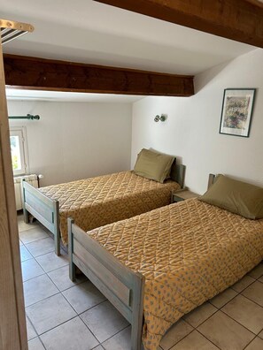 6 bedrooms, bed sheets