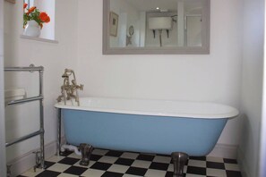 Hårføner, håndklær og toalettpapir