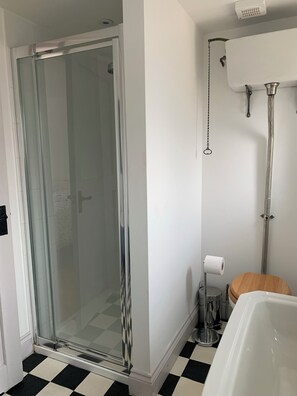 Haartrockner, Handtücher, Toilettenpapier