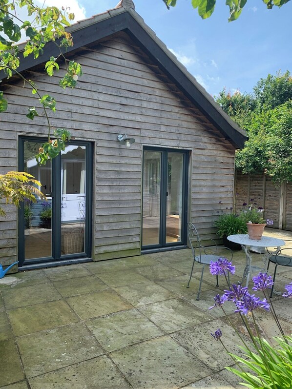 Outdoor dining - Delightful Norfolk countryside barn with free parking & WiFi, dog friendly too (Norwich)