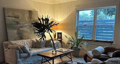 Charming 3-bedroom house in delightful Mandeville with WiFi, AC, full kitchen!