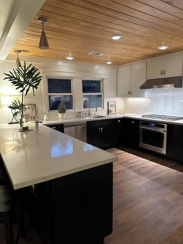 Charming 3-bedroom house in delightful Mandeville with WiFi, AC, full kitchen!