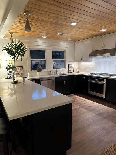 Charming 3-bedroom house in delightful Mandeville with WiFi, AC, full kitchen!