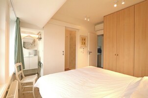 5 habitaciones, tabla de planchar con plancha y muebles diferentes 