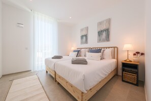 2 quartos, cofres nos quartos, ferros/tábuas de passar roupa