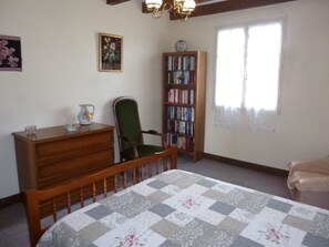 2 chambres, fer et planche à repasser, draps fournis