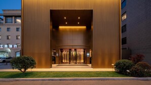 The exterior of Intercity Hotel with a modern facade, a large entrance, and a sign in both English and Chinese. - Intercity Hotel Shanghai Hongqiao Airport (Shanghai)