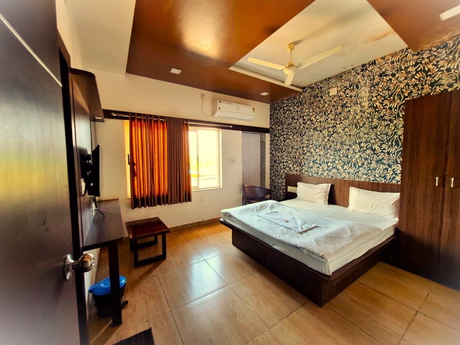 Deluxe Room | Desk, laptop workspace, free WiFi