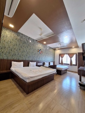 Family Room | Desk, laptop workspace, free WiFi - Hotel Candlewood Bar & Restro (Abu Road)