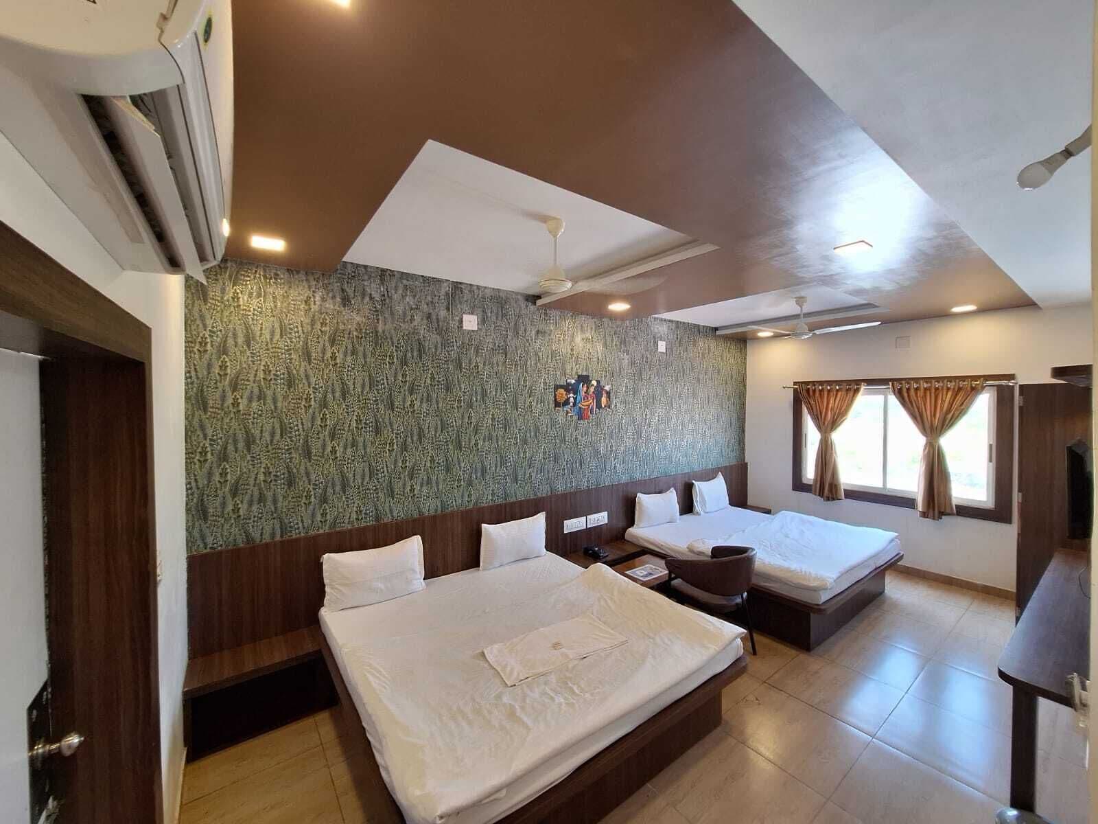 Family Room | Desk, laptop workspace, free WiFi