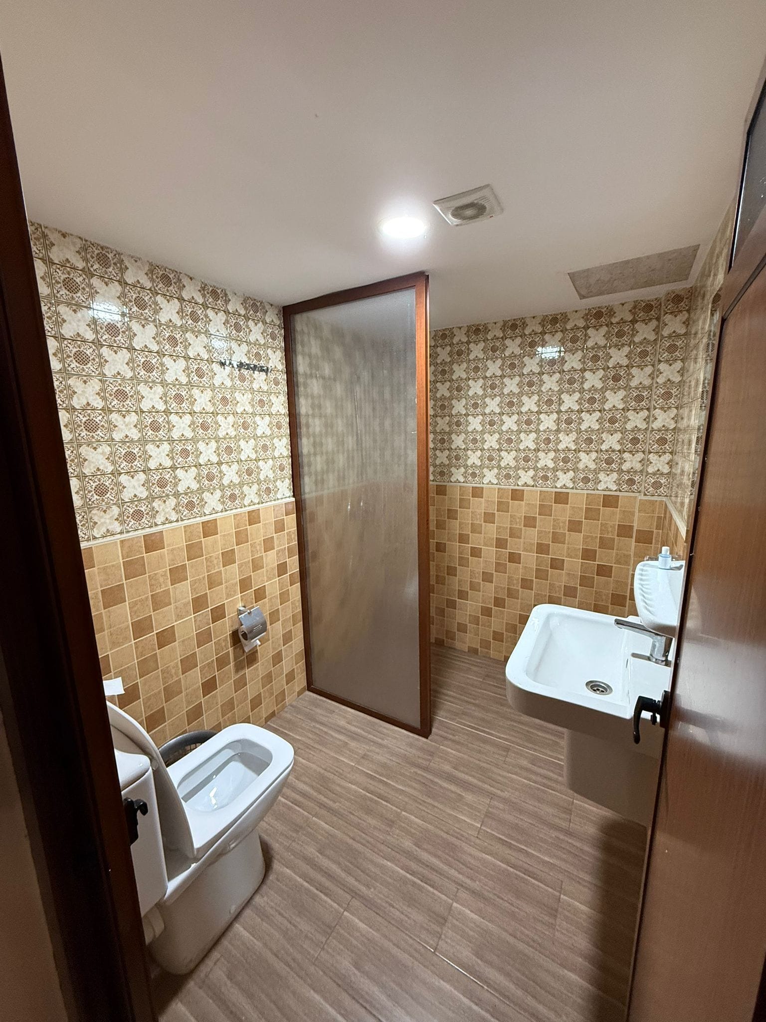 Towels, soap, shampoo, toilet paper