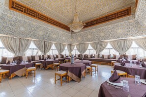 مطعم