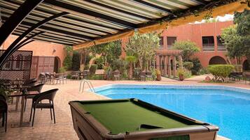 Bar en bord de piscine