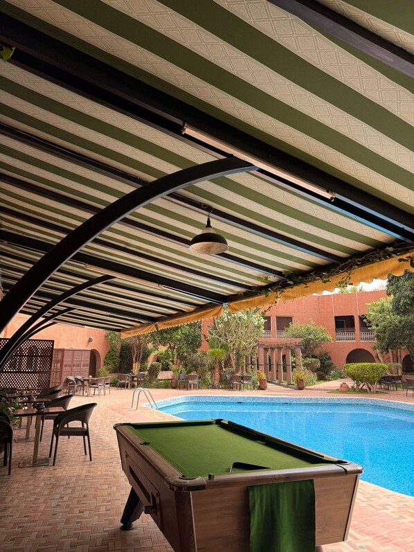 Bar à beira da piscina