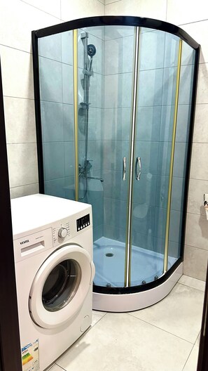 Ducha, secador de pelo, toallas y jabón