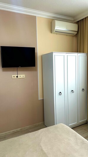 1 dormitorio, tabla de planchar con plancha, wifi y ropa de cama