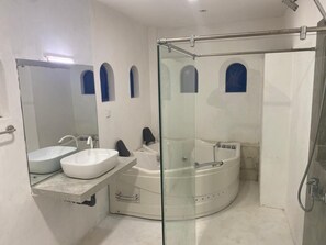 Phòng 3 phong cách cổ điển, quang cảnh biển | Phòng tắm | Buồng tắm vòi sen, đồ dùng nhà tắm miễn phí, máy sấy tóc, khăn tắm 