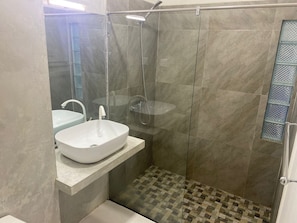 Classic-dobbeltværelse - havudsigt | Badeværelse | Bruser, gratis toiletartikler, hårtørrer, håndklæder