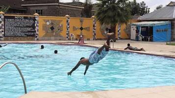 Una piscina al aire libre