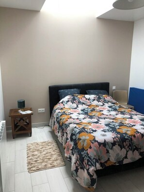 3 chambres, fer et planche à repasser, Wi-Fi, draps fournis