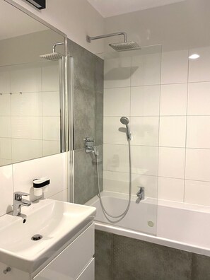Comfort-Apartment, Balkon | Badezimmer