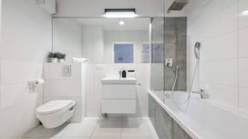 Căn hộ tiện nghi đơn giản, ban công | Phòng tắm