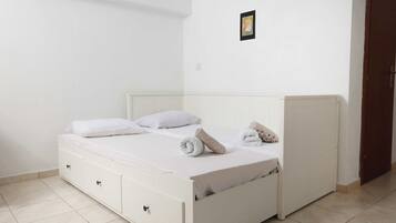 3 makuuhuonetta, silitysrauta/-lauta, Wi-Fi, vuodevaatteet