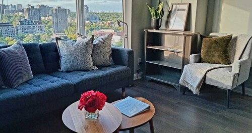 Elegant 2BR & 2BA Retreat in Prime Yorkville, Downtown