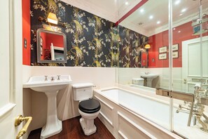 Shower, hair dryer, towels - Chelsea holiday home with river views (London)