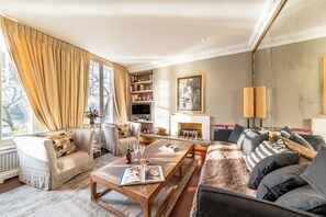 TV - Chelsea holiday home with river views (London)