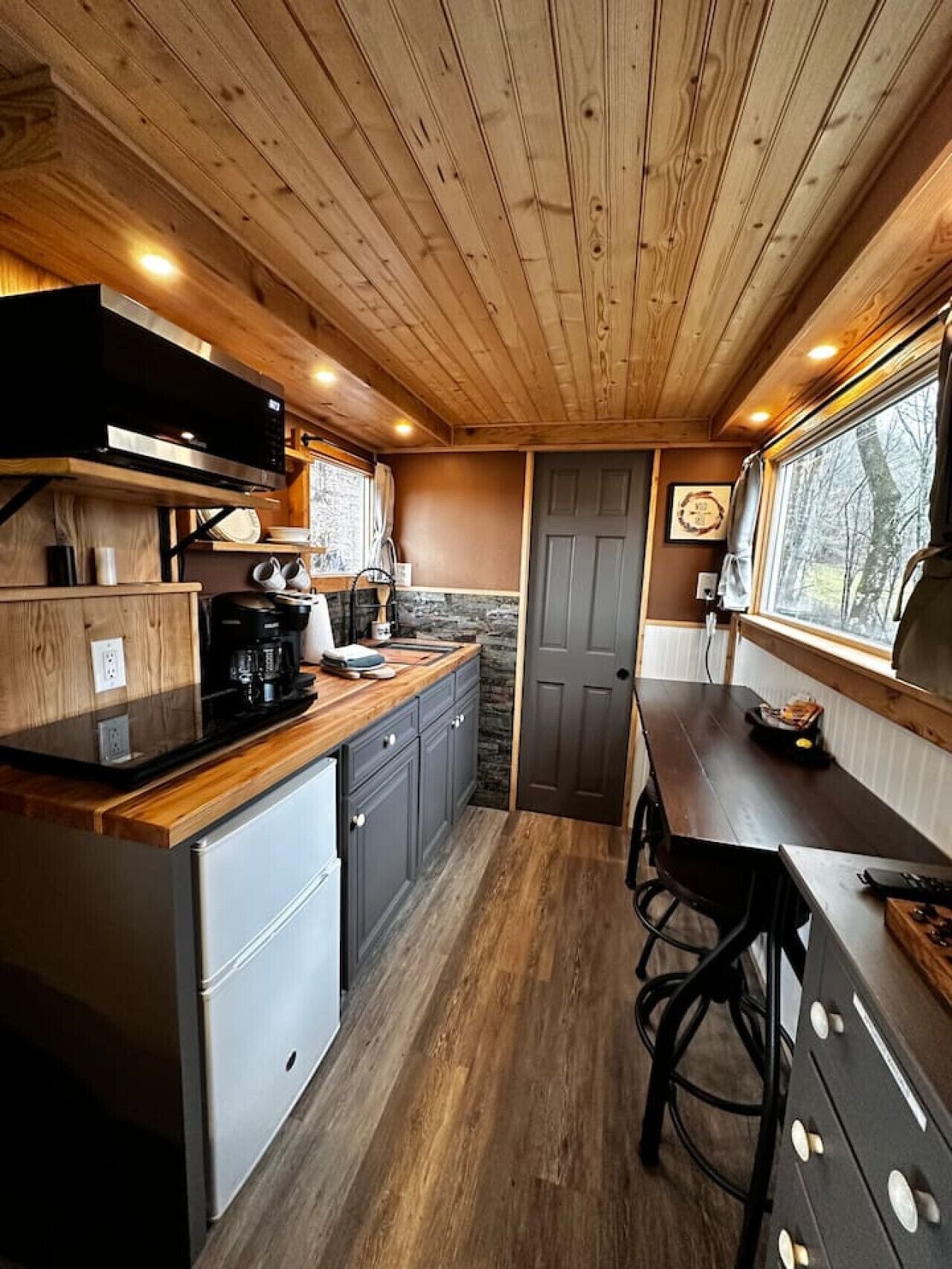 Microondas, cafetera y tetera, utensilios de cocina y comedor 