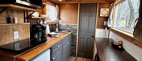 Microondas, cafetera y tetera, utensilios de cocina y comedor