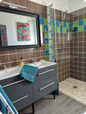 Douche, sèche-cheveux, serviettes fournies, papier toilette