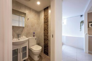 Bathroom - Cozy Bondi Studio Retreat (Sydney)