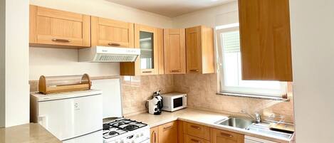 Refrigerador, microondas, horno, placa de cocina