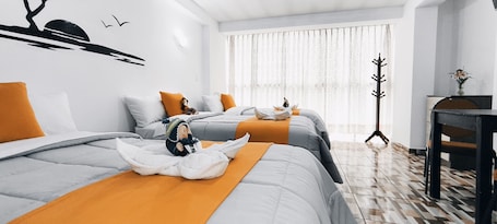 经典三人房 | 办公桌、免费 WiFi