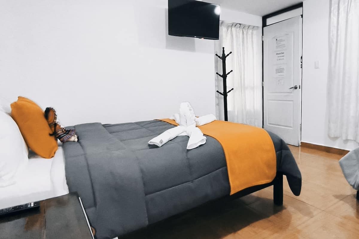 Camera familiare | Una scrivania, Wi-Fi gratuito