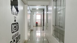 A clean, well-lit hallway with a motivational quote on the wall, leading to a door at the end. - Hotel La Florida  (Cusco)