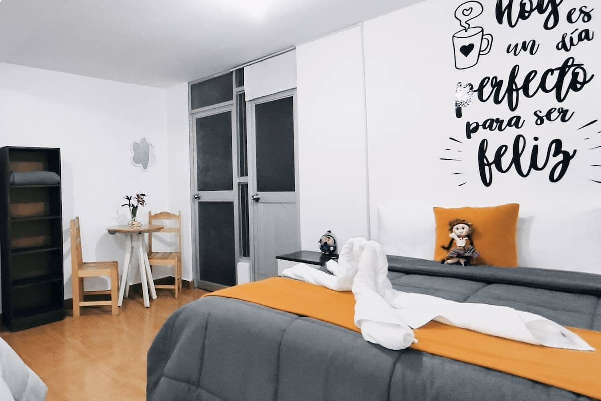 Family Room | Desk, free WiFi