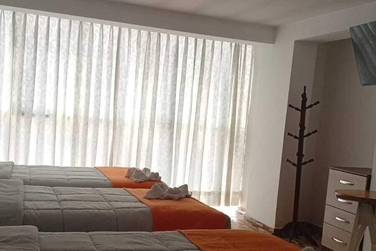 Habitación cuádruple clásica | Escritorio, wifi gratis y ropa de cama