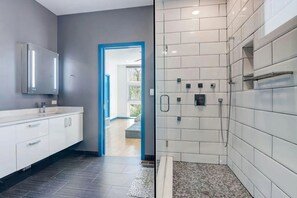 Dusche, Whirlpool, Haartrockner, Bidet