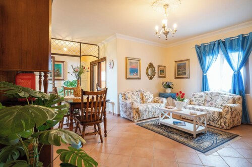 Mricky House - Two Bedroom Apartment, Sleeps 4