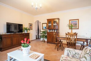 TV - Mricky House - Two Bedroom Apartment, Sleeps 4 (Cabras)