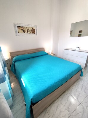 1 chambre, fer et planche à repasser, draps fournis