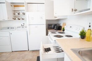 冷蔵庫、電子レンジ、オーブン、コンロ