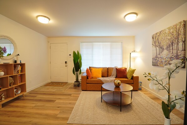 Smart TV, books - Charming 2B1B 1 King 1Queen#Remodeled#Wifi#Parking (Everett)