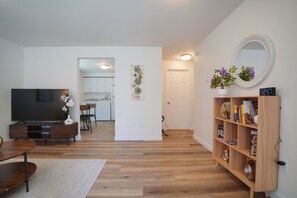 Interior - Charming 2B1B 1 King 1Queen#Remodeled#Wifi#Parking (Everett)