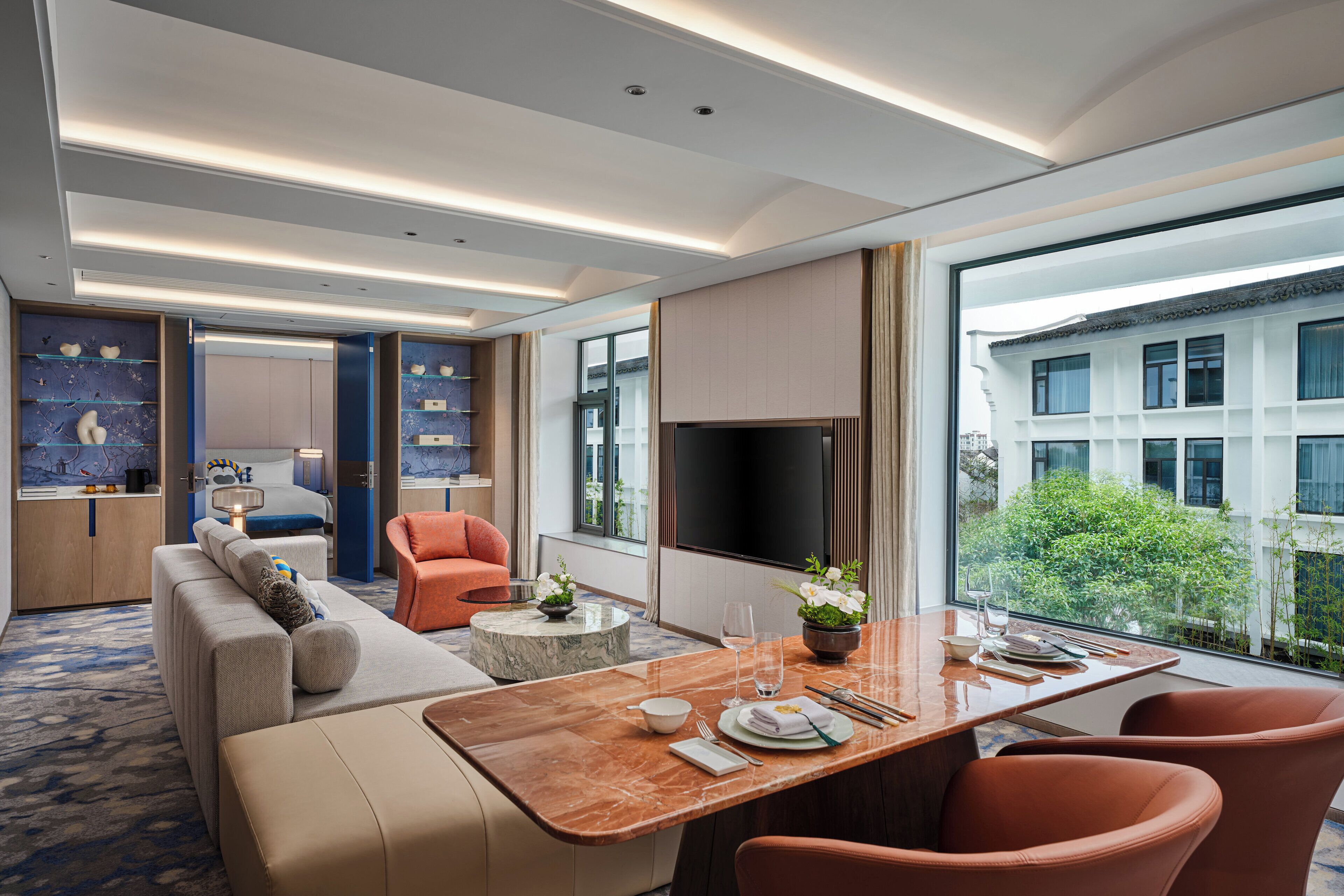 Hochwertige Bettwaren, laptopgeeigneter Arbeitsplatz