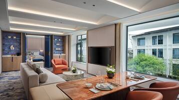 Hochwertige Bettwaren, laptopgeeigneter Arbeitsplatz