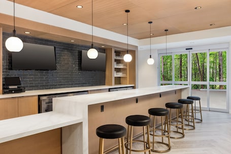 Bar (on property). Staybridge Suites Kincardine Southeast by IHG